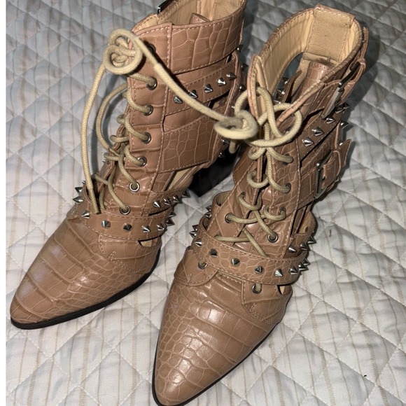 Cape Robbin CLAWS Studded Lace Up Croc Nude Tan Ankle Boots Heels Size 7.5M - Picture 1 of 8